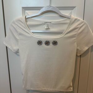 White Ribbed Tee with Daisy Detail